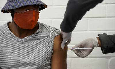 Le vaccin AstraZeneca suspendu en Afrique du Sud: “Pas assez efficace contre le variant”