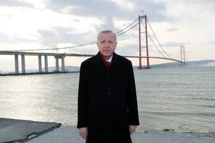 De Turkse president Recep Tayyip Erdogan, die vrijdag poseerde bij de pas geopende brug over de Dardanellen.