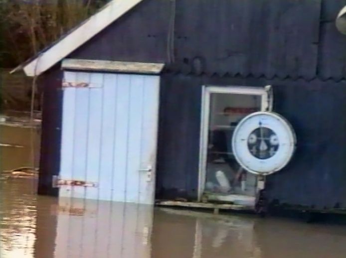De visschuur van Klop staat gedeeltelijk  onder water.