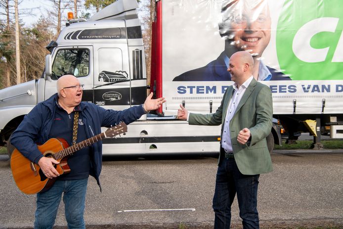 CDA’er Piet-Cees van der Wel uit Hardenberg trok alles uit de kast in de campagne. Zo was zijn gezicht te zien op een truck en zong Henk - 'Vlam in de pijp’ - Wijngaard hem toe.