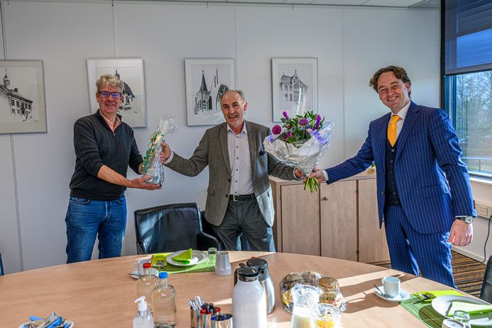 Griffier Ari Koenen (l) en burgemeester Bernd Roks (r) namen met een lunch afscheid van raadslid Thijs Graste.