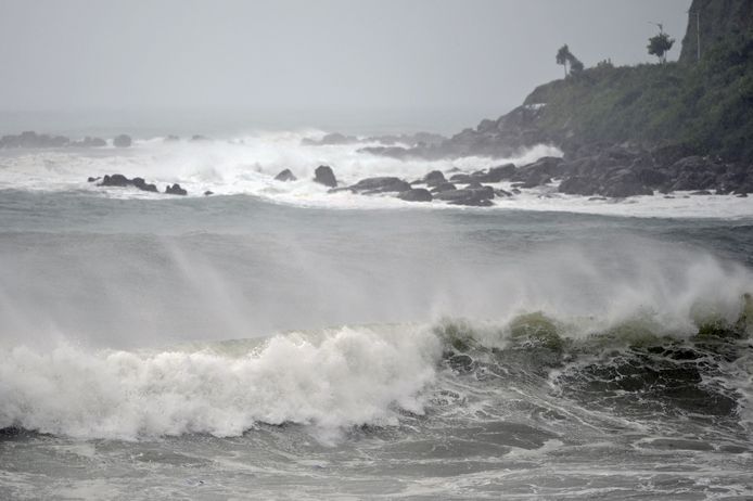 Hoge golven aan de kust van Keelung, in afwachting van tyfoon Khanun.