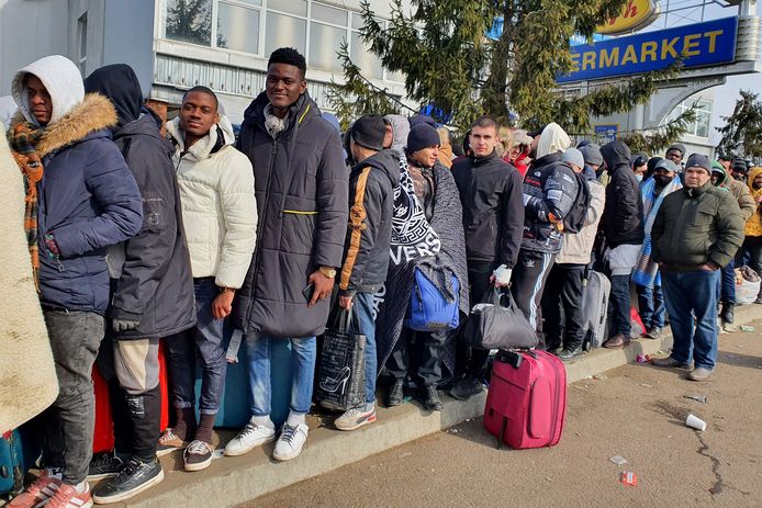 Internationale studenten van Afrikaanse of Aziatische origine getuigen dat ze onder meer urenlang in de rij moeten wachten, terwijl anderen de grens mogen oversteken.