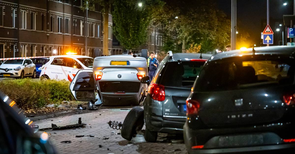 Inzittenden vluchten nadat auto met hoge snelheid over de kop slaat in RotterdamZuid
