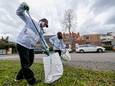 Steeds meer burgers op de Utrechtse Heuvelrug zetten zich in voor het opruimen van zwerfvuil. Zaterdag gingen inwoners van Driebergen met prikstokken op pad.