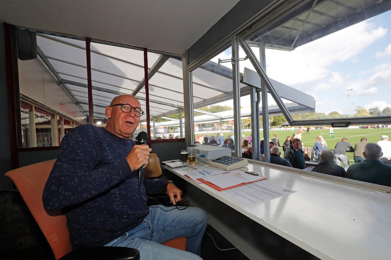 Oudvoorzitter roept nu als speaker spelers van zijn zoon veld op