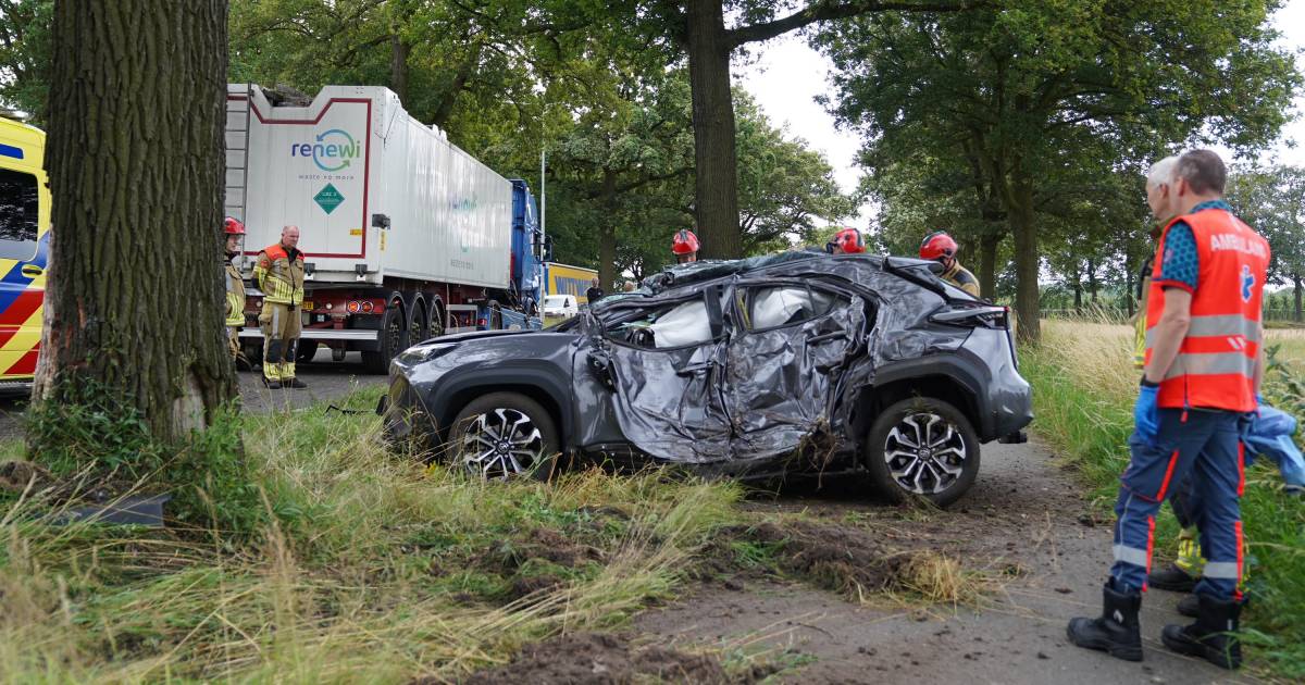 Gewonde bestuurder klimt uit auto na zware botsing met vrachtwagen op N65: ‘Hij sloeg te vroeg af’.