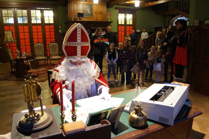 Toen de kinderen binnen kwamen in het kantoor van Sinterklaas, was hij druk bezig met brieven lezen