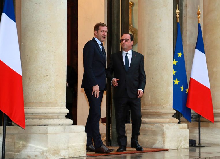 Paul Magnette en de toenmalige Franse president François Hollande in 2016. Bij de Franse socialisten heerst groot respect voor de Waalse politicus. Beeld AFP