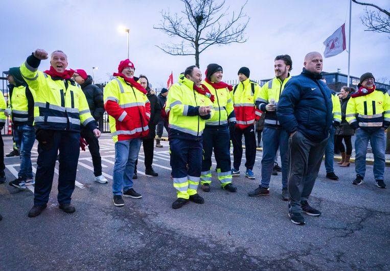 Medewerkers van de stadsreiniging in de gemeente Utrecht staken voor een betere cao. Beeld ANP