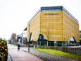 Het Kopgebouw, met bronzen ‘theaterdoek’ om de gevel, wordt donderdag officieel geopend.