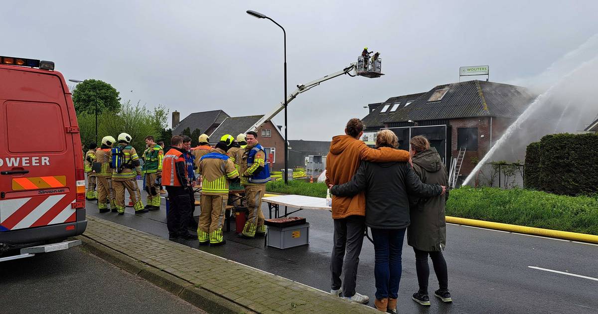 Verwoestende brand hakt er bij familiebedrijf hard in: ‘Levenswerk in vlammen op’ | De Ronde Venen