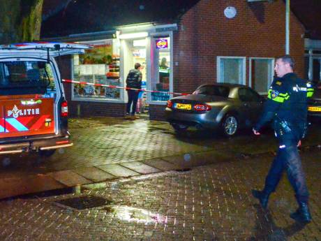 Twee mannen plegen gewapende overval op supermarkt in Papendrecht