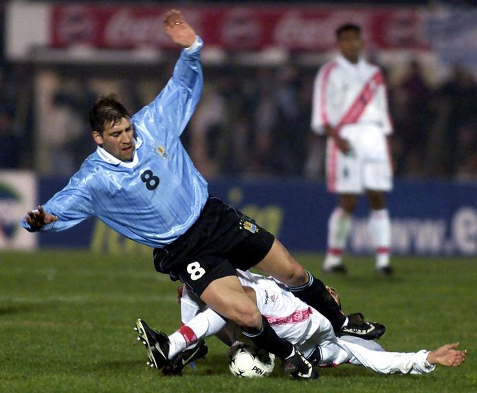 Fabian O'Neill in actie tegen Peru in 2000 in een van zijn negentien interlands voor Uruguay.