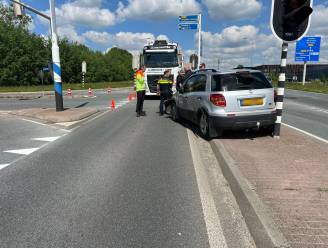 Auto eindigt tegen verkeerslicht na ongeluk op kruising in Zutphen  