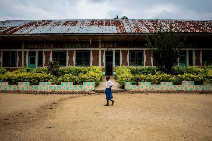 Een Congolees meisje loopt voor een schooltje langs. Archieffoto.