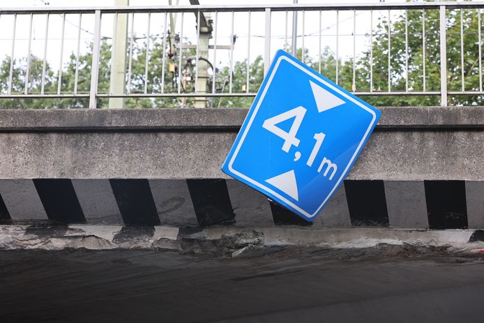 Schade aan het viaduct over de A65 bij Vught na de botsing met het golfkarretje.