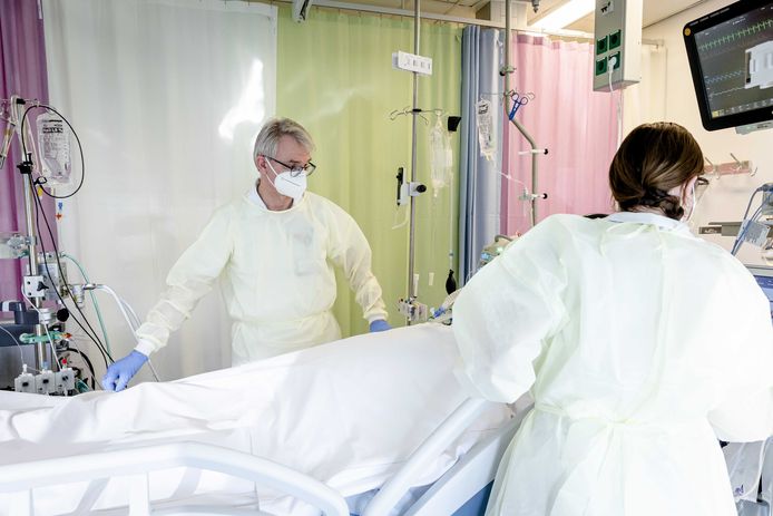 Verplegend personeel bij een coronapatient op de IC-afdeling van het Maastricht UMC.