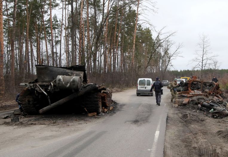 Een kapotte Russische tank verspert de weg in Boetsja, nabij Kiev, de weg Beeld Photo News
