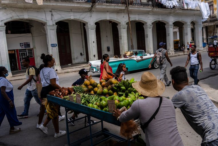 Straatverkopers in Havana, Cuba. Beeld AP