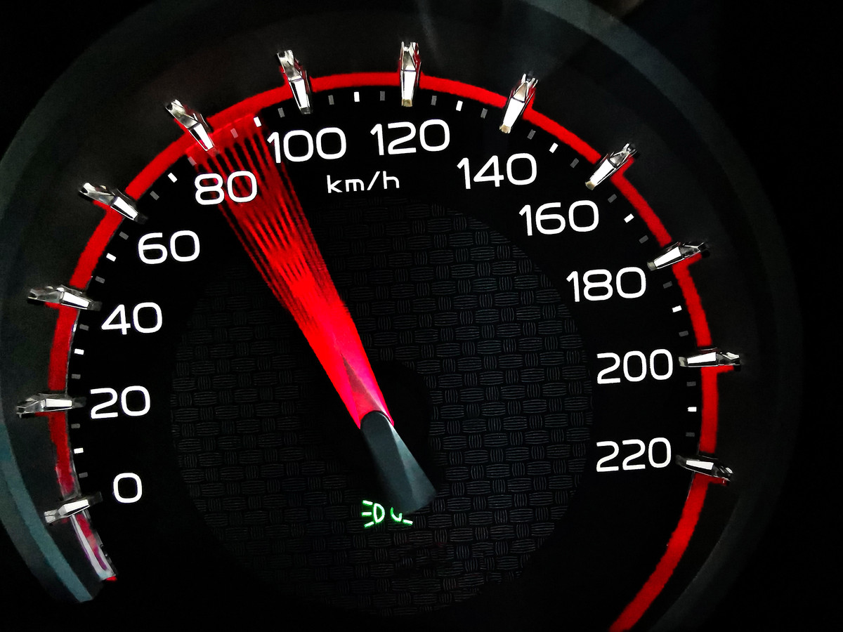 Snelheidsmeters van stadsautootjes met een topsnelheid van 160 km/u lopen vaak door tot ver boven de 200.