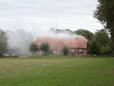 Veel rook bij brand op bovenverdieping van boerderij in Markelo