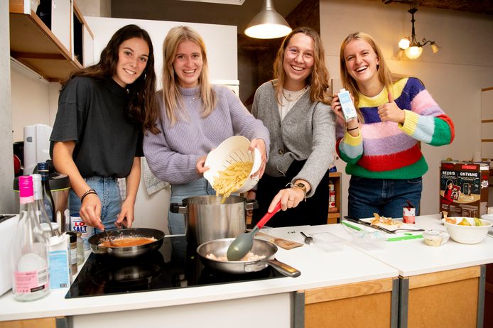 Anna Kestens (links), die in de richting kinesitherapie zit, tovert samen met vriendinnen Evi, Josefien en Amelie pasta met scampi's op tafel.