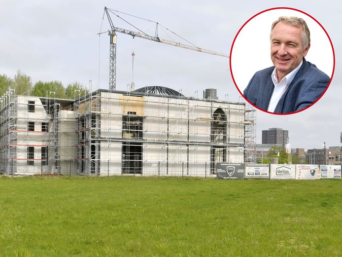 De nieuwe moskee wordt een blikvanger in het centrum van Almelo. Inzet: Henk van Schuppen.
