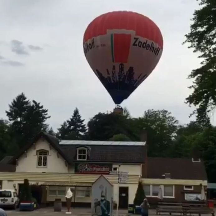 De snel dalende luchtballon bij de Pyramide van Austerlitz, een oorlogsmonument uit de napoleontische tijd in het gelijknamige dorp in de provincie Utrecht. Die landing liep maar net goed af.