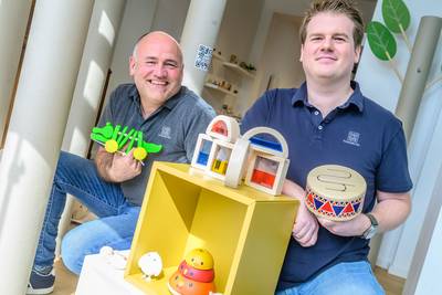 Vader en zoon boeken wereldwijd succes met houten speelgoed: “Wij zijn het meest sexy bedrijf ter wereld”