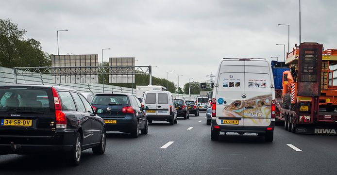 De A1 van Amsterdam richting Apeldoorn is dicht tussen Barneveld na een ongeluk.