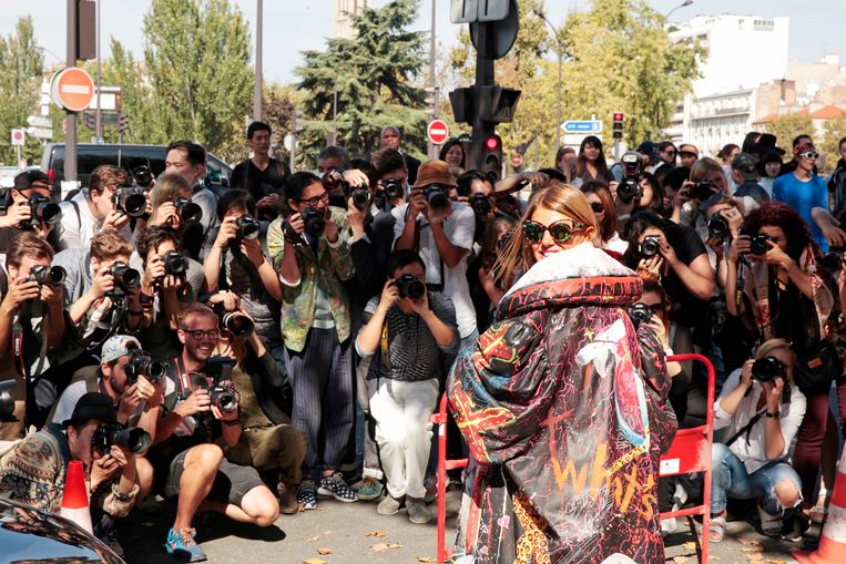 September 2014. Straatfotografen drommen samen in Milaan voor de altijd extravant geklede Vogue-redacteur Anna Dello Russo. Beeld 
