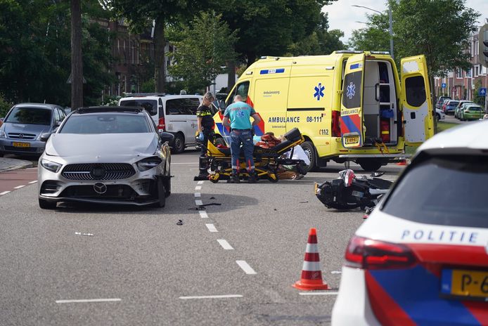 De motorrijder is op de brancard gelegd en gaat met spoed naar het ziekenhuis na de aanrijding op in Nijmegen.