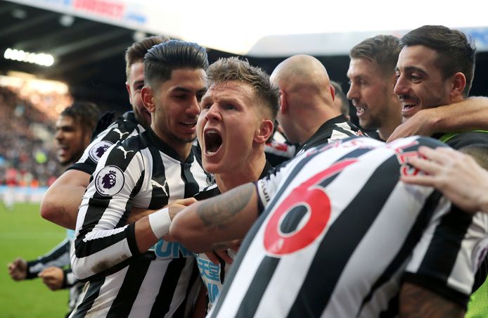 Newcastle United-middenvelder Matt Ritchie viert zijn winnende treffer tegen Manchester United.