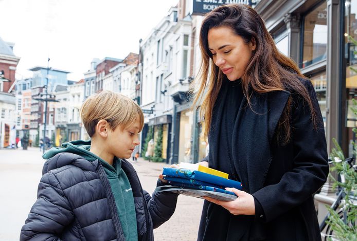 Alicia Koldewijn heeft net samen met haar zoon voor Sinterklaas kinderboeken gekocht in Den Bosch.