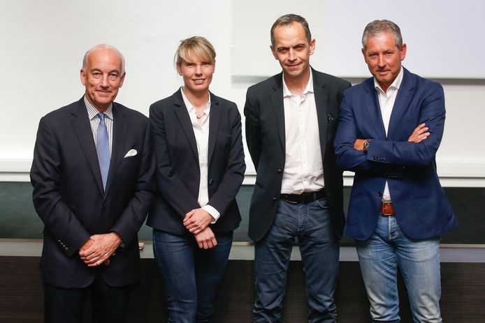 David Elleray, Stephanie Forde, Bertrand Layec en Frank De Bleeckere in 2019. De Brit is in ons land voorzitter van de Professional Refereeing Board.