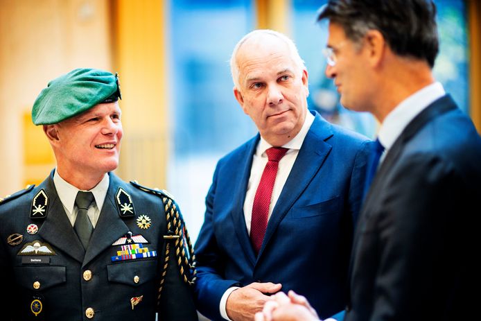 Generaal Jan Swillens (L), hoofd van de MIVD in gesprek met Pieter-Jaap Aalbersberg (M) en AIVD-baas Erik Akerboom (R).