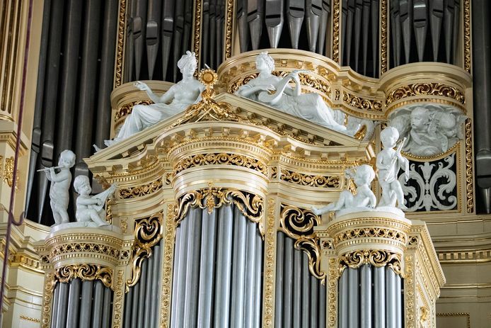Nieuw bladgoud op het orgel in de Stevenskerk.
