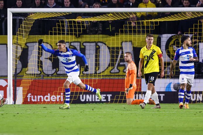 PEC-speler Younes Taha (l) viert zijn treffer tegen NAC.