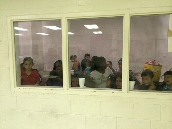 Illegale migranten in een detentiecentrum in Texas.