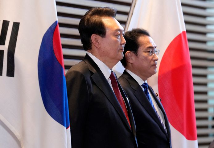 Zuid-Koreaanse president Yoon Suk-yeol (links) en Japanse premier Fumio Kishida (rechts).