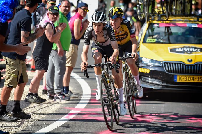 George Bennett op kop voor Tobias Foss tijdens de Giro d'Italia 2021.
