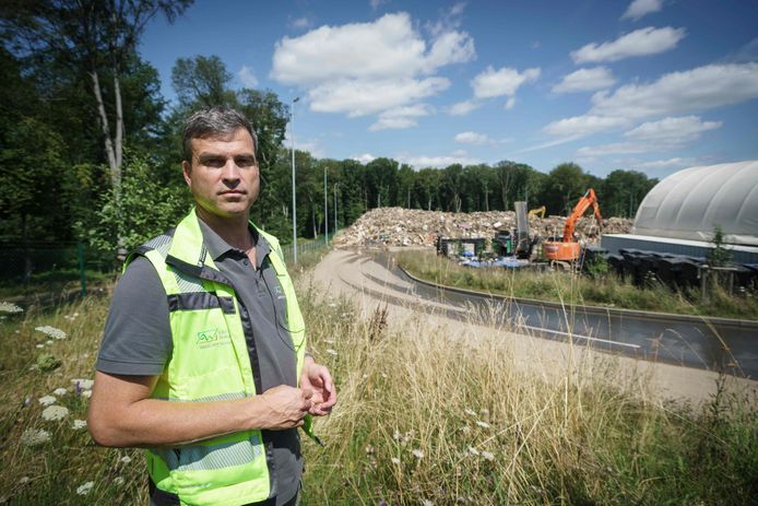 ascha Hurtenbach, directeur du centre de gestion des déchets de Niederzissen, dans l'ouest de l'Allemagne, se tient devant la décharge, le 30 juillet 2021.