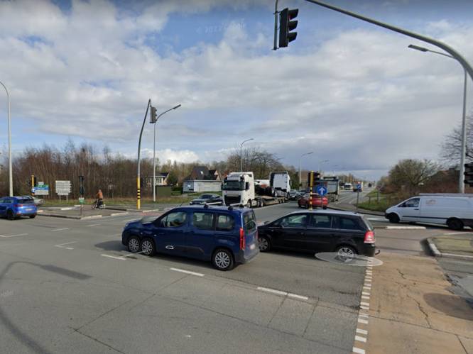 MUG crasht tegen Peugeot op kruispunt R4 ondanks sirene en zwaailichten