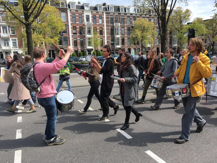 Er worden veel leuzen geroepen. Deze demonstranten: 'Nederland fossielvrij!' Beeld Jorien van der Keijl