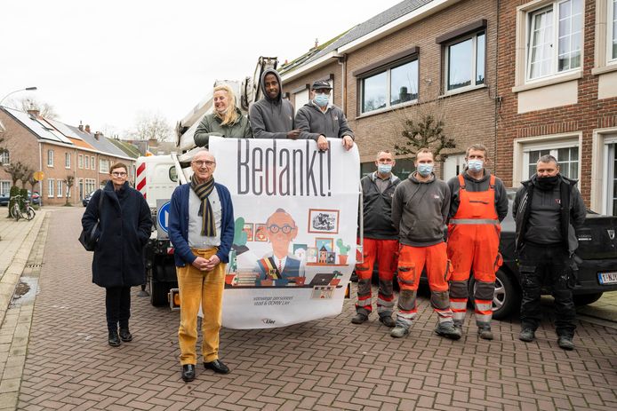 Een delegatie van stadspersoneel, politie en brandweer bracht afscheidnemend Liers burgemeester Frank Boogaerts een verrassingsbezoek.