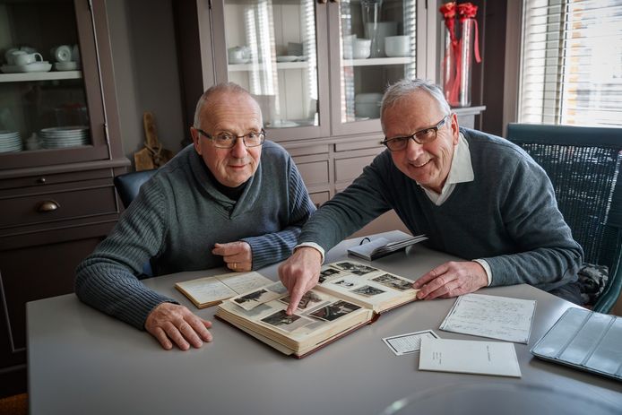 De broers Jac en Piet Naalden met oude fotoboeken van het gezin uit Rucphen. Vader Kees en moeder Jo stierven allebei op te jonge leeftijd.