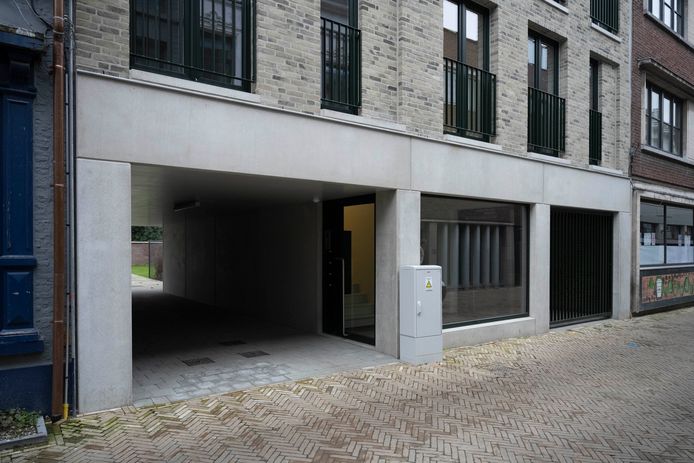De nieuwbouwappartementen, met een doorgang naar de tuin van de dekenij.