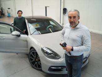 Autodealer verkoopt zelfs vanuit zijn kot nog Porsches: “Wij filmen, de klant geeft instructies wat hij wil zien. We zijn de joystick van de koper”