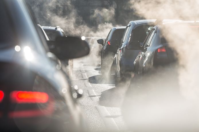 Kleine fijnstofdeeltjes (PM2,5) kosten zelfs vijf keer meer levensjaren dan auto-ongelukken.